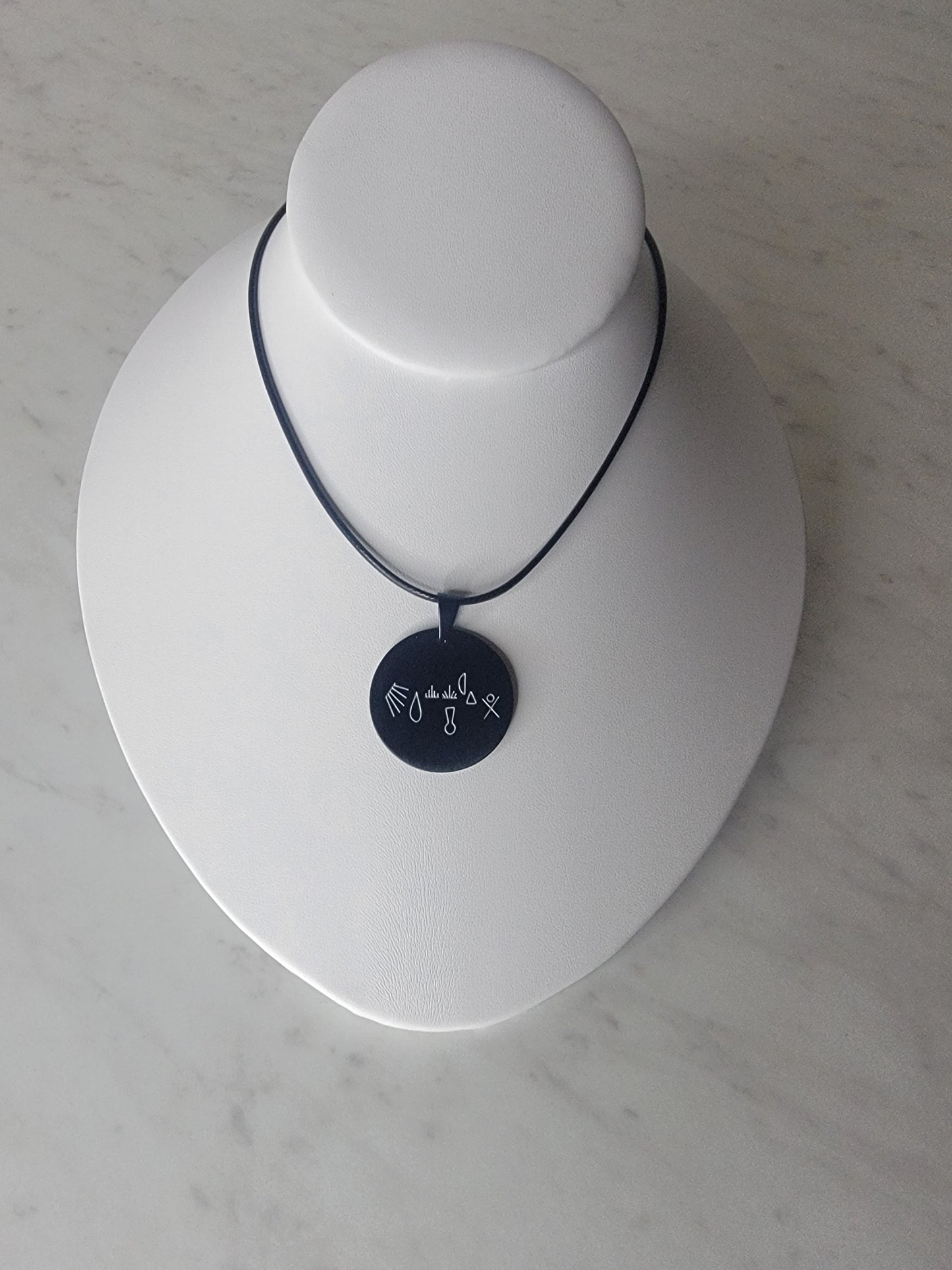 Dije Con simbolos Para Atraer Dinero con collar Negro