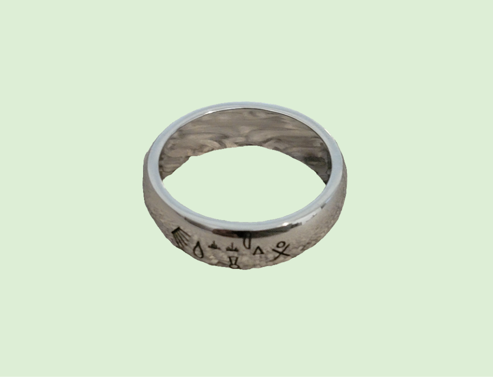 Anillo Plateado con Simbolos Para Atraer Dinero