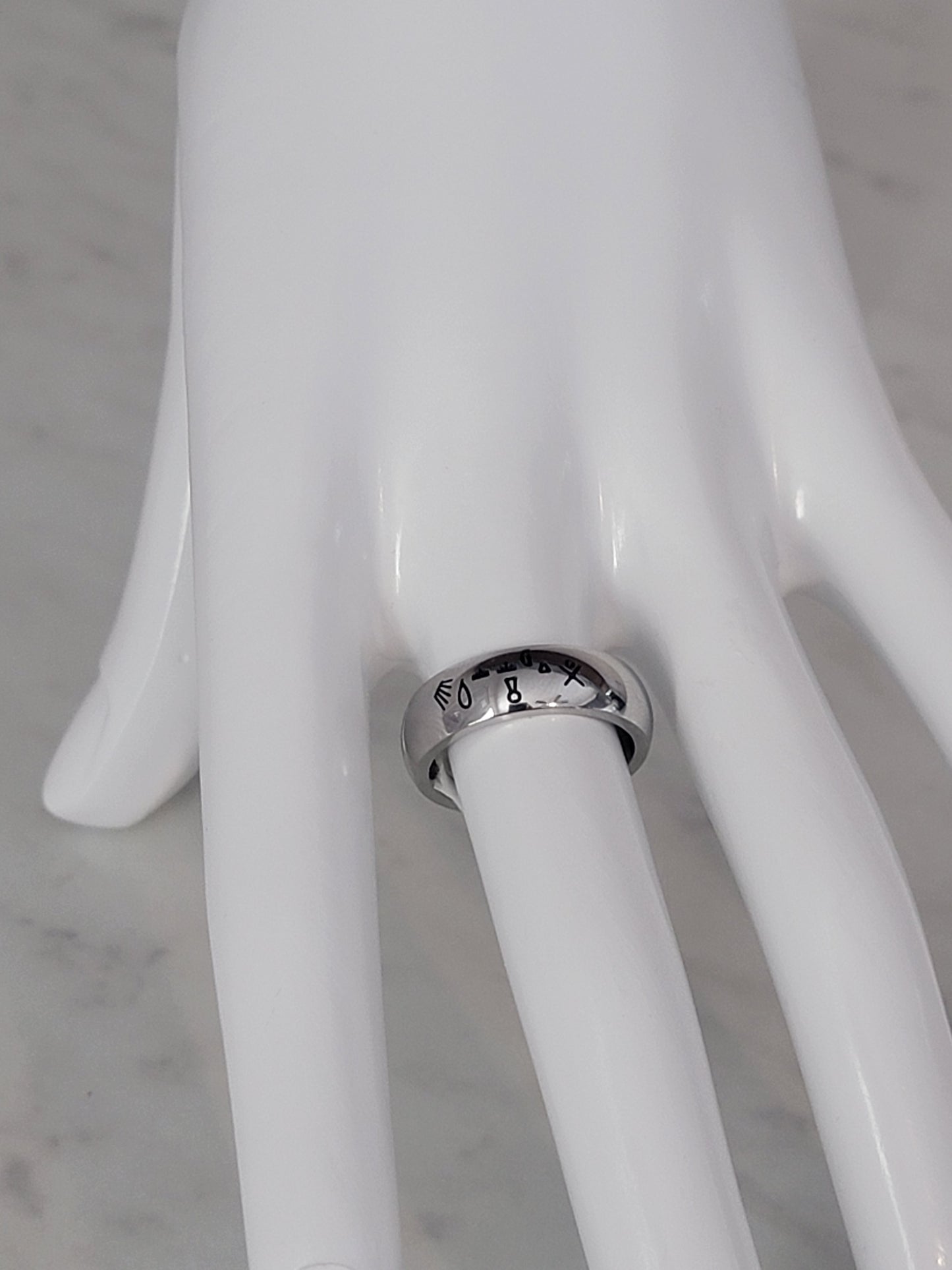 Anillo Plateado con Simbolos Para Atraer Dinero
