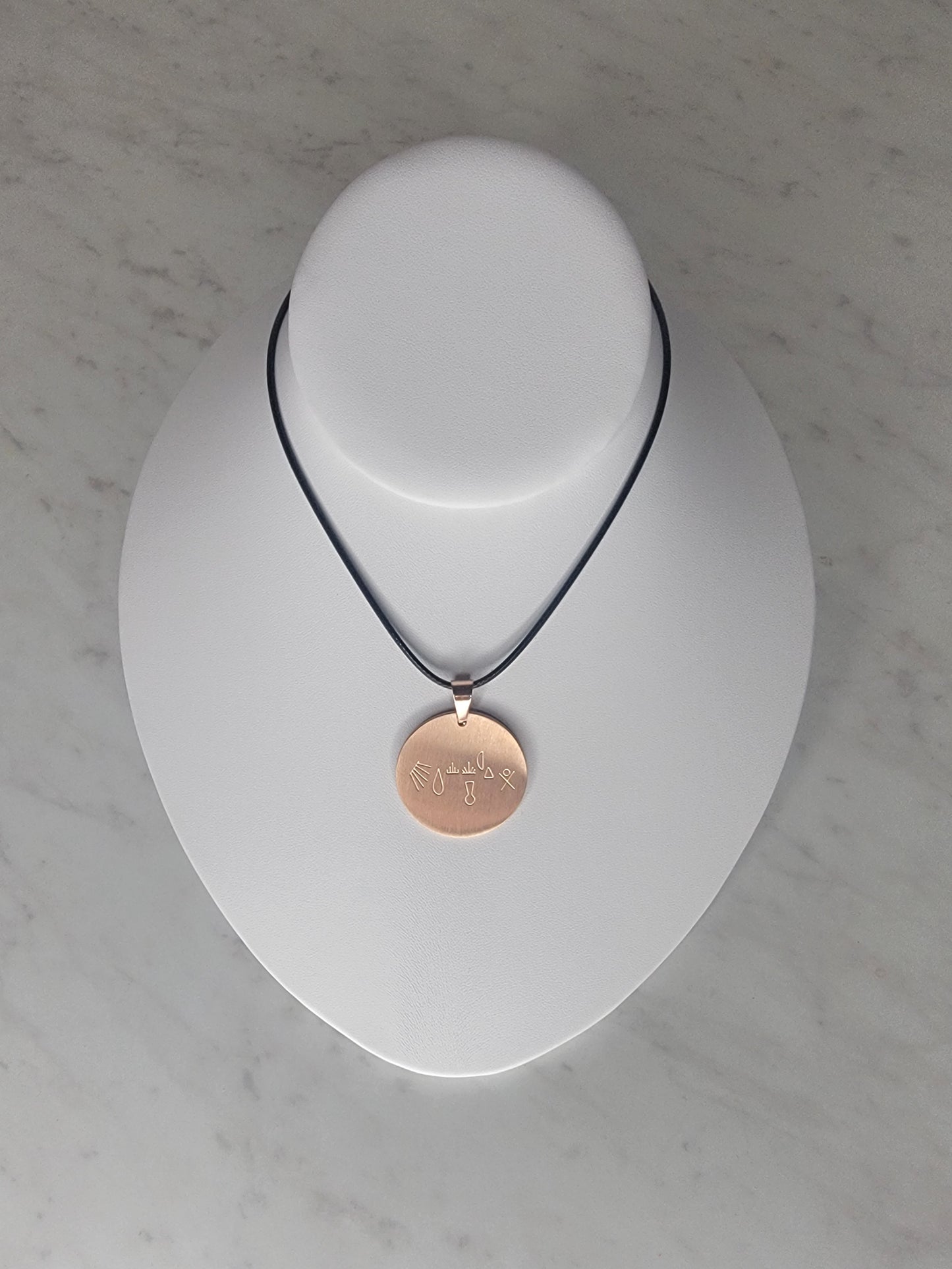 Dije Con simbolos Para Atraer Dinero con collar Negro