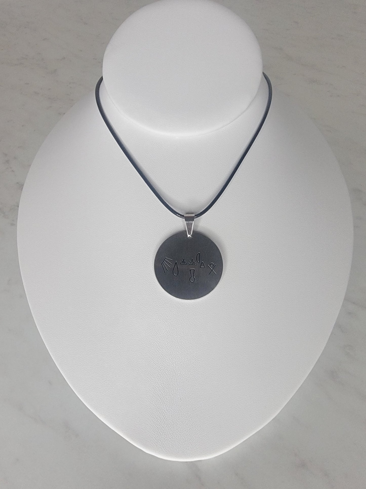 Dije con lo Simbolos para atraer abundancia prosperidad, dinero Collar Plateado