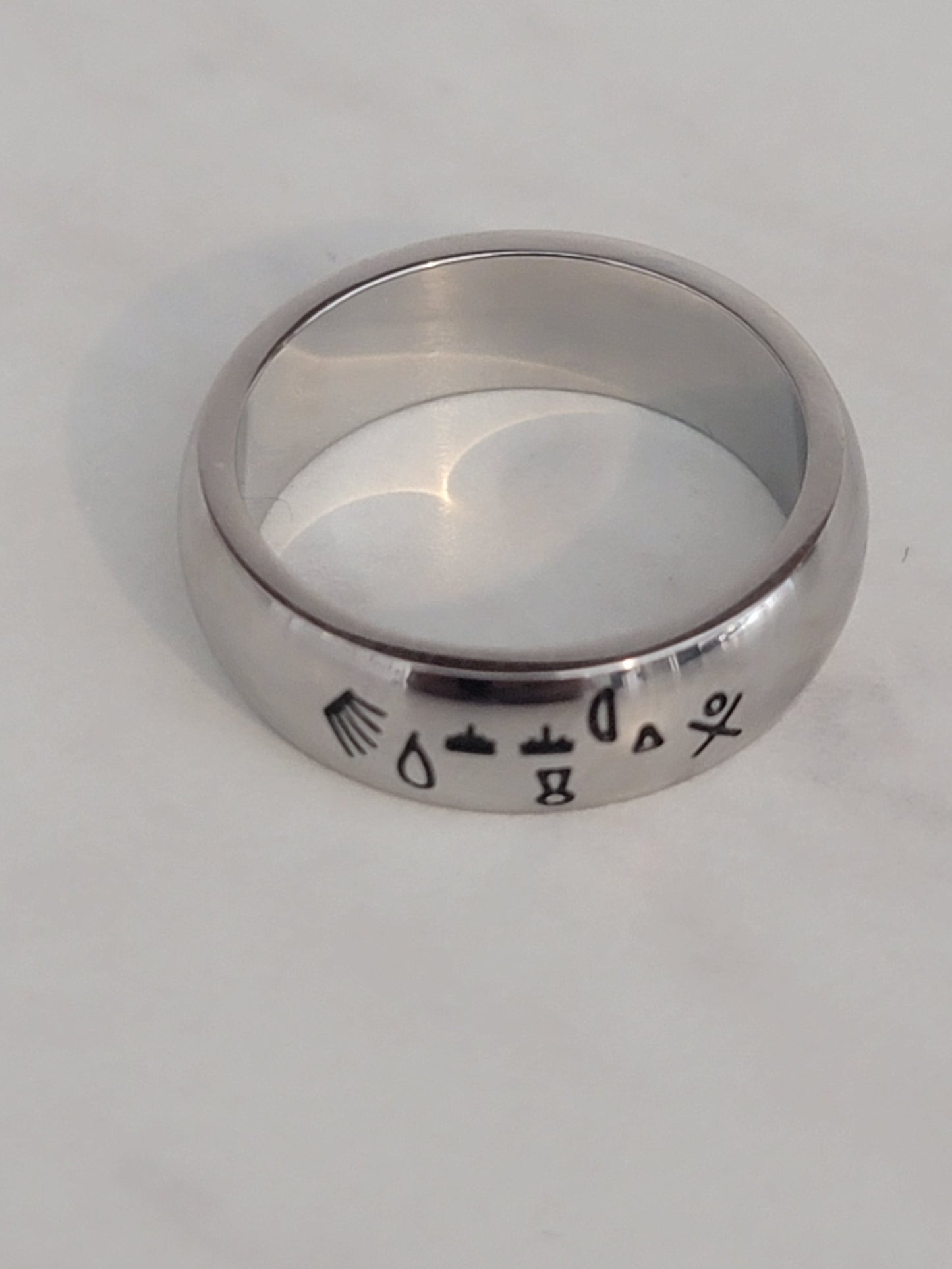 Anillo Plateado con Simbolos Para Atraer Dinero