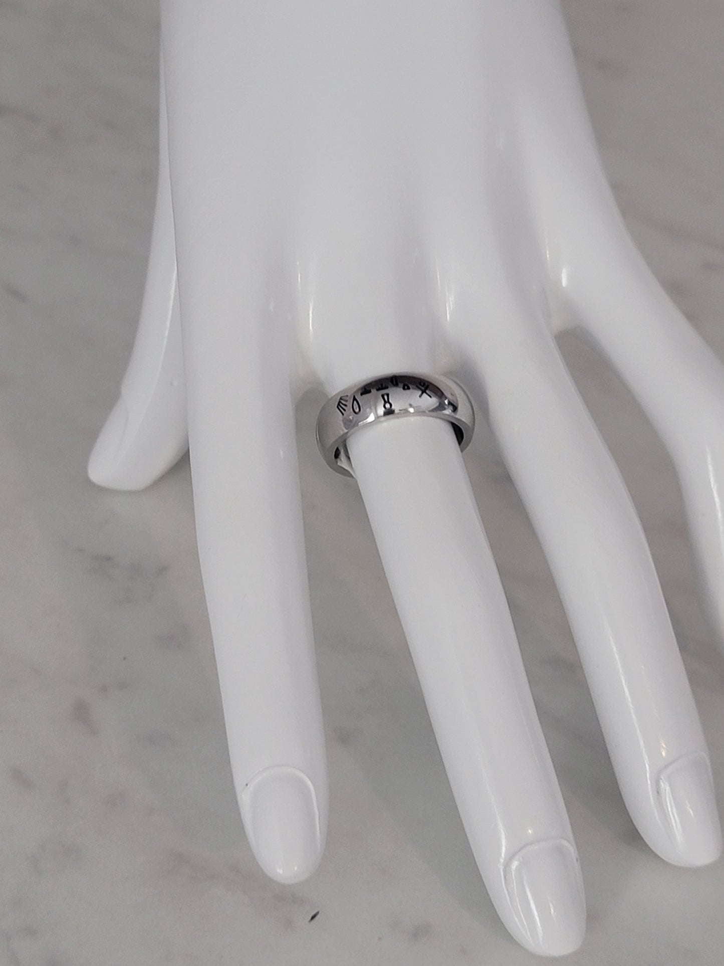 Anillo Plateado con Simbolos Para Atraer Dinero