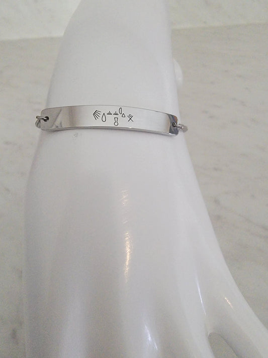 Brazalete Plateado Con simbolos para atraer Dinero