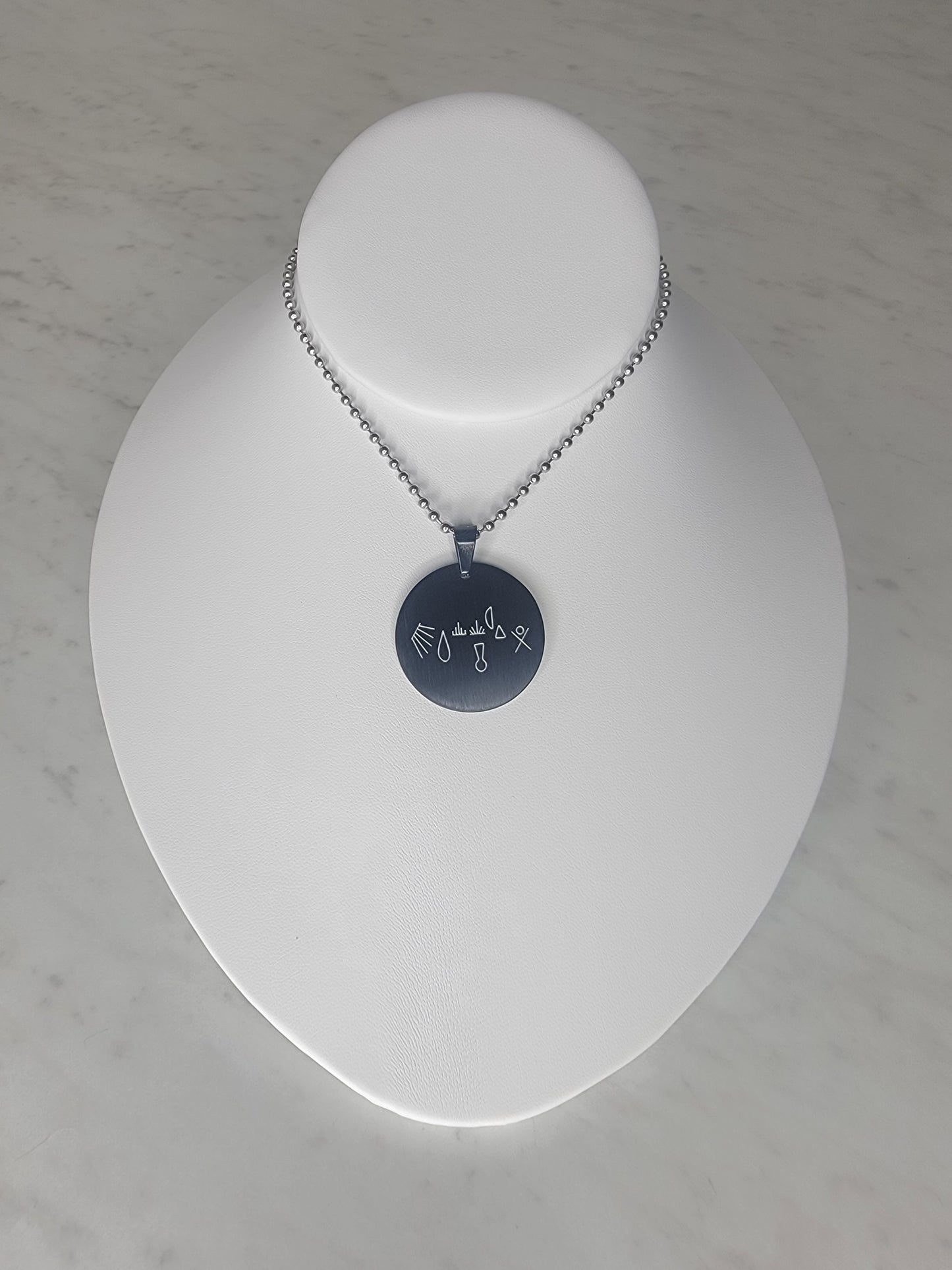 Dije con lo Simbolos para atraer abundancia prosperidad, dinero Collar Plateado